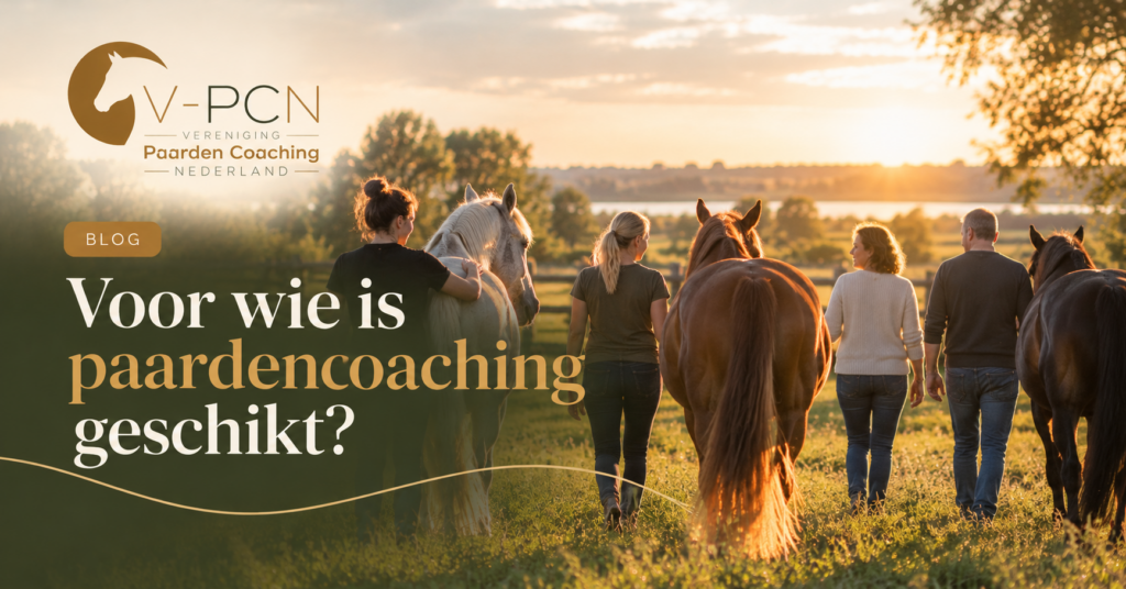 Voor wie is paardencoaching geschikt? 1 Een groep volwassenen wandelt samen met paarden door een groene weide tijdens een begeleidingsactiviteit. De afbeelding illustreert voor wie paardencoaching geschikt kan zijn.