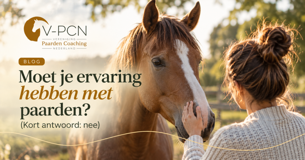 Moet je ervaring hebben met paarden? (Kort antwoord: nee) 1 Vrouw raakt voorzichtig de neus van een bruin paard met een witte bles aan in een natuurlijke omgeving. Blogvisual over paardencoaching zonder ervaring met paarden.